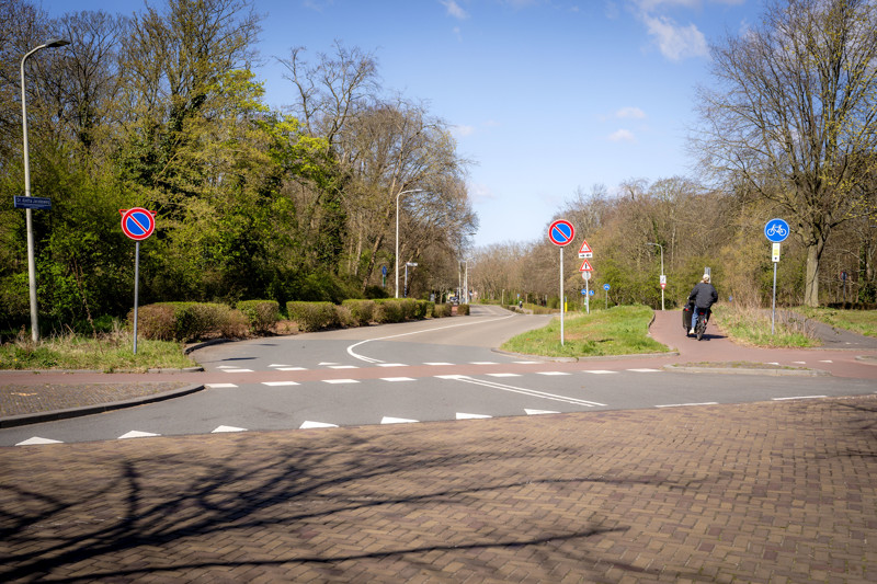 Verbeterde fietsroute Kerkhoflaan richting groen driehoek, richting Doctor Aletta Jacobsweg