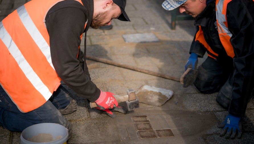 Medewerkers van de gemeente plaatsen een stolperstein