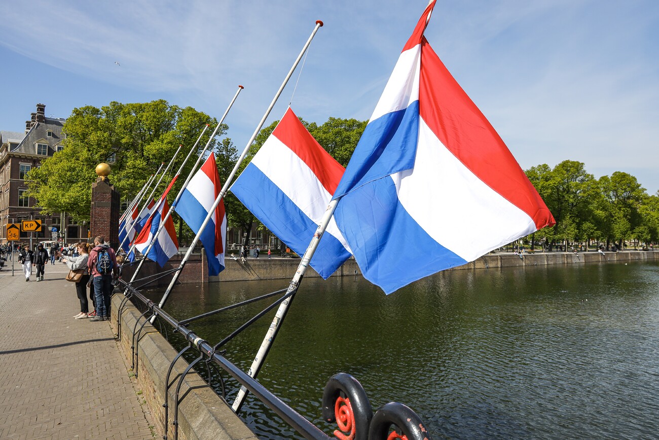 De vlaggen langs de Hofvijver hangen halfstok vanwege Dodenherdenking.
