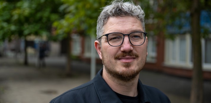 Portretfoto van Wethouder Arjen Kapteijns, en face vanaf de schouders. Arjen draagt een bril met een dun zwart montuur. Foto: Sander Foederer