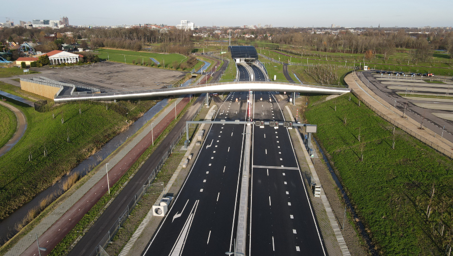 De Rotterdamsebaan in de Vlietzoom met op de voorgrond de loopbrug naar Familiepark Drievliet en verderop de Victory Boogie Woogietunnel.