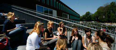 scholieren op de trappen van de internationale school