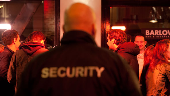 Beveiliger op uitgaansavond (foto: Bart van Vliet)