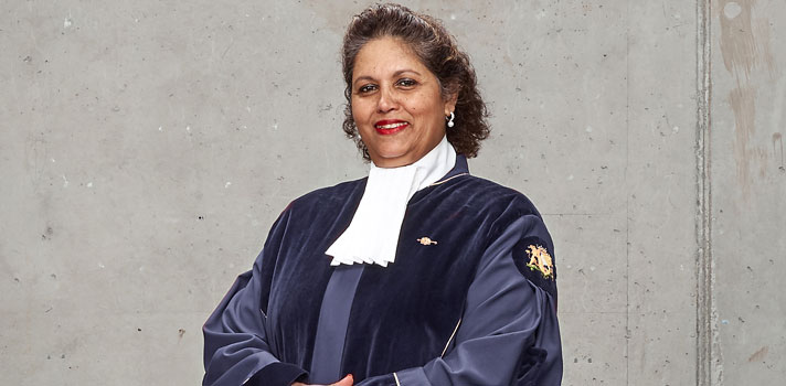 Trouwambtenaar Anita Bachasingh (foto: Lodewijk Duijvesteijn)