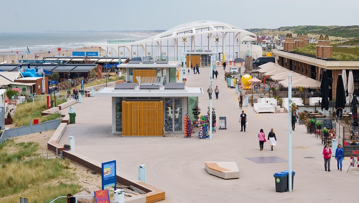 3. Rondslenteren op de nieuwe Noordboulevard, de kiosken zijn open en de zitelementen nodigen uit om even te gaan zitten en te genieten