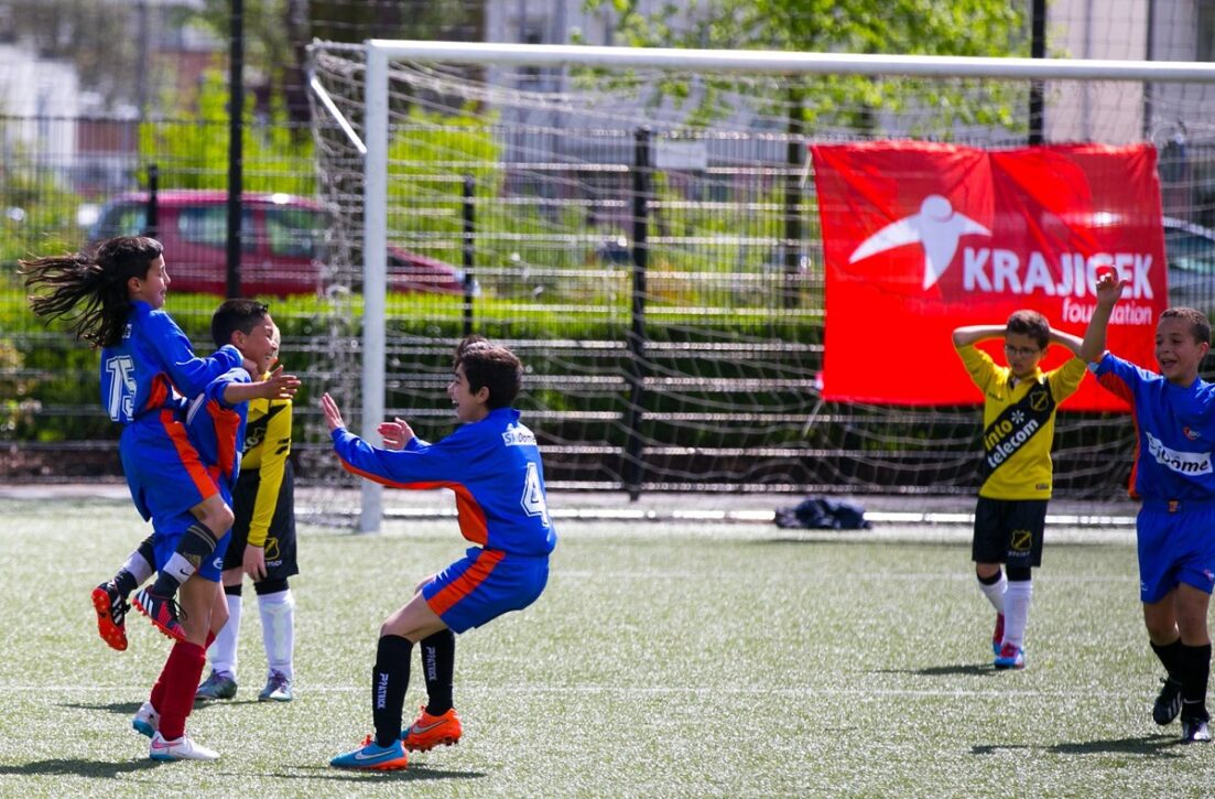 Kinderen voetballen op een RFK Playground (foto: Richard Krajicek Foundation)