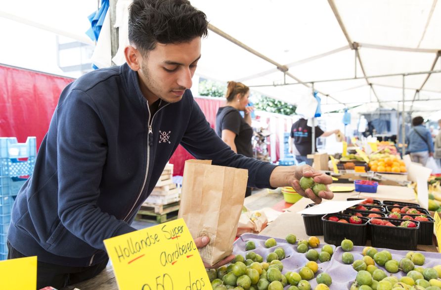 Kraam op de wijkmarkt Loosduinen