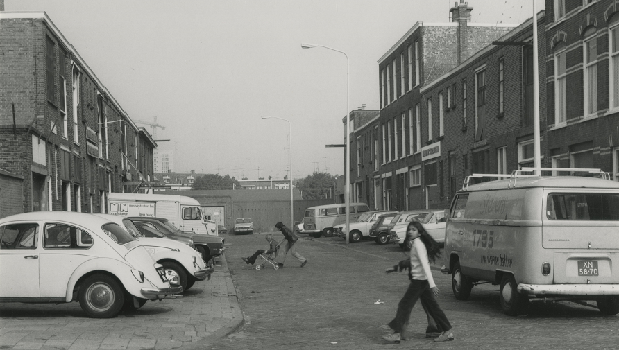 De Uitenhagestraat gezien vanaf de Engelenburgstraat in 1976. Foto: Gemeentearchief Den Haag