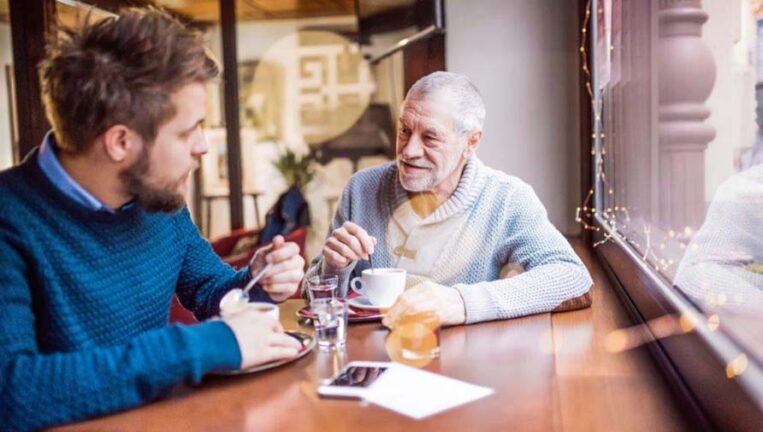 Twee mannen drinken koffie