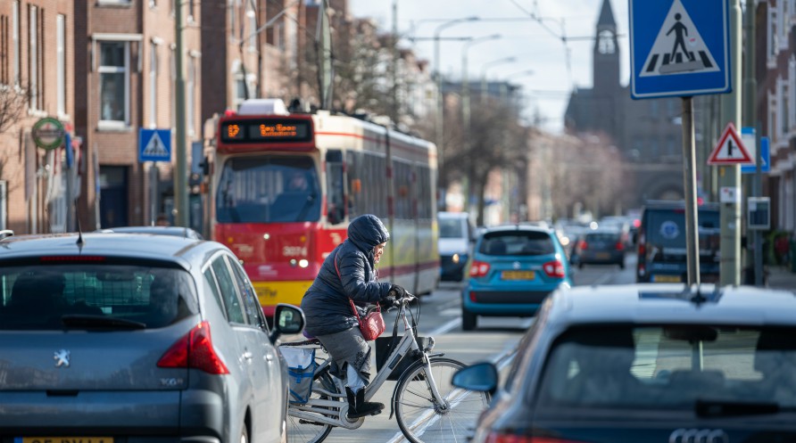 In straten met druk tram-, auto- en fietsverkeer moeten we keuzes maken  (Foto: Arnaud Roelofsz)
