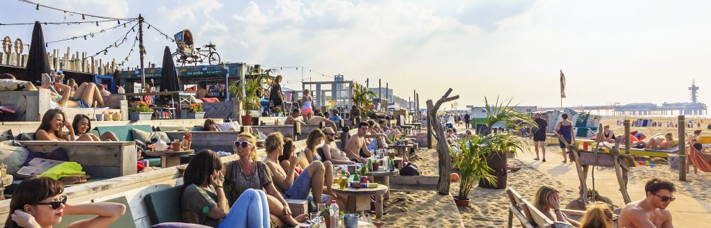 Bezoekers genieten van het Scheveningse strand