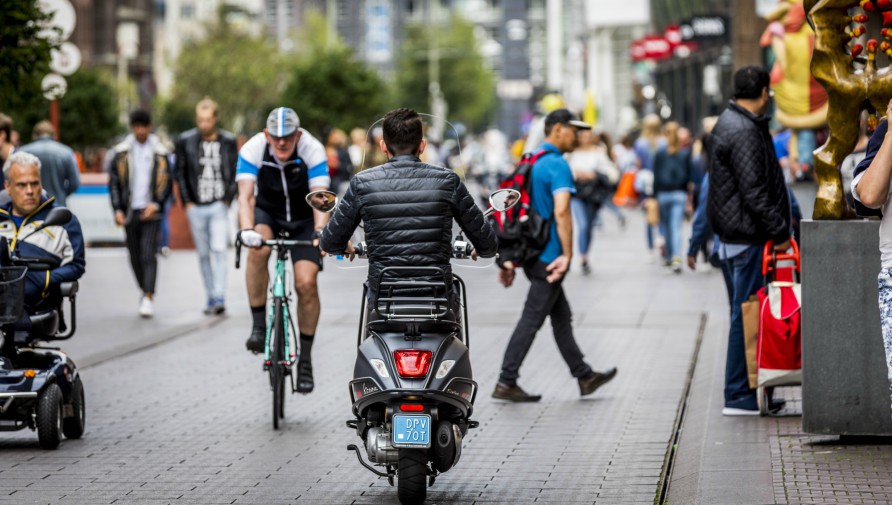 Een snorfiets in de binnenstad