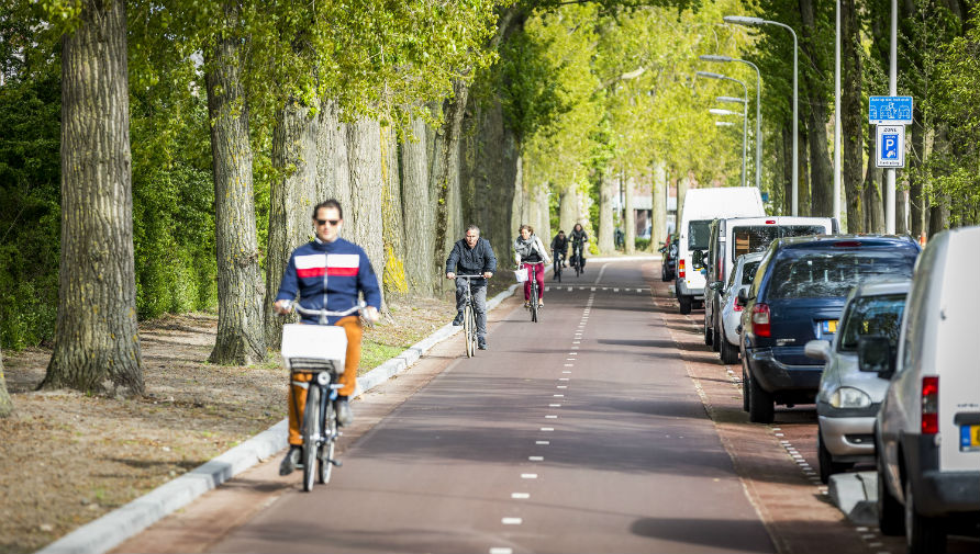 Fietsen op de Conradkade, onderdeel van de sterfietsroute naar Scheveningen