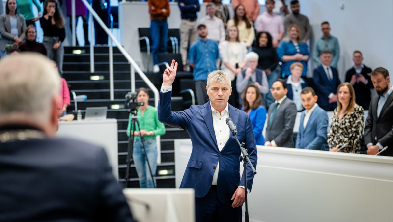Wethouder Co Engberts legt eed af.