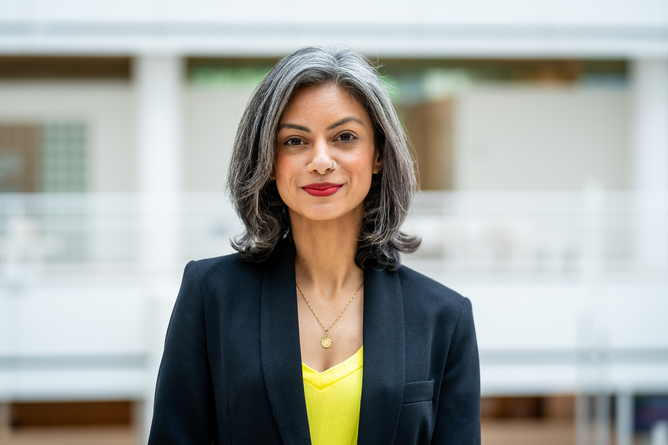 Portretfoto van Janet Ramesar.