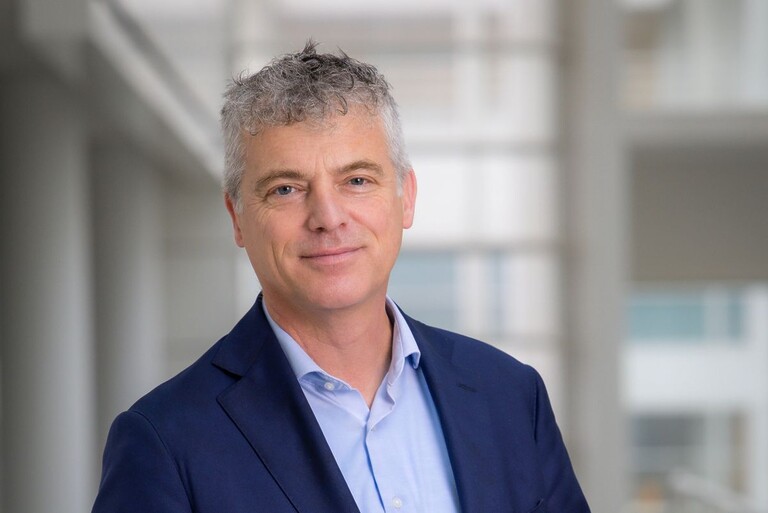 Persfoto wethouder Co Engberts. Hij is wethouder Volkshuisvesting, Wijken, Welzijn en Zuidwest.
