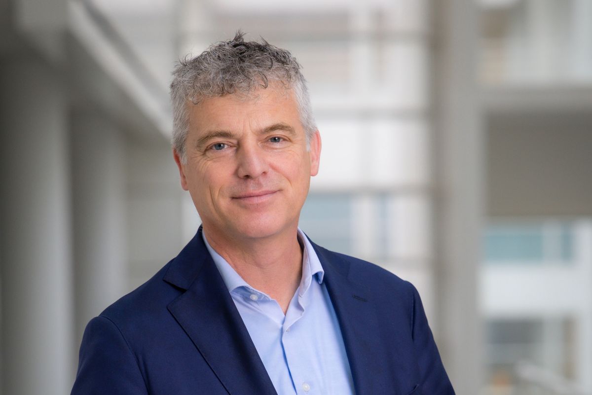 Persfoto wethouder Co Engberts. Hij is wethouder Volkshuisvesting, Wijken, Welzijn en Zuidwest.