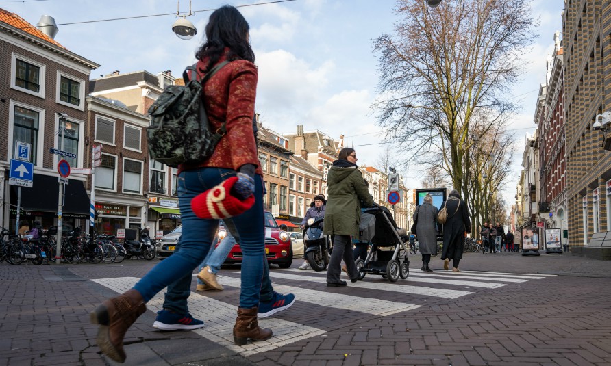 Verkeersveilig gedrag: voetgangers gebruiken het zebrapad om over te steken (Foto: Arnaud Roelofsz)
