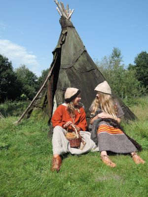 De kinderen leren hoe mensen in de prehistorie leefden