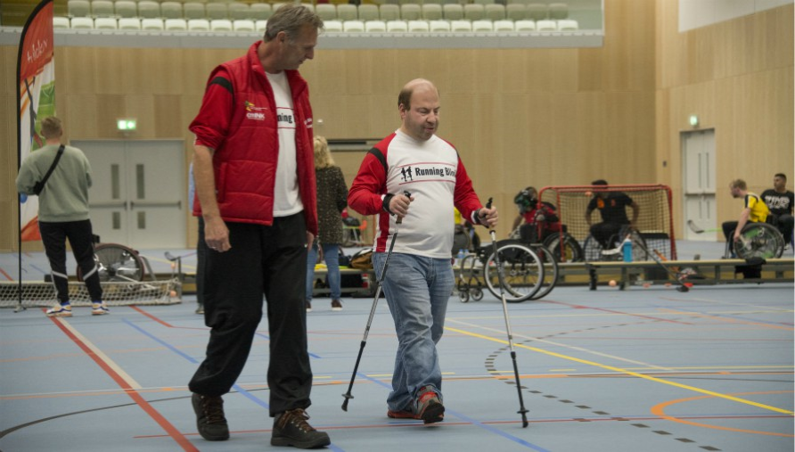 Onder begeleiding bewegen in de sportzaal