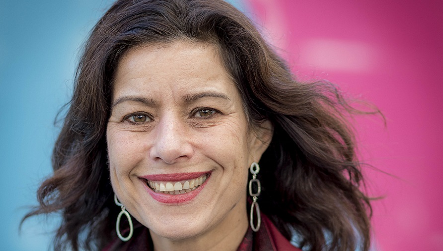 Portretfoto van Petra Sevinga, close up met grote glimlach.