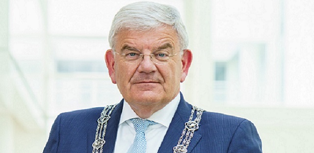 Close-up van een portretfoto en face van Jan van Zanen met de ambtsketting