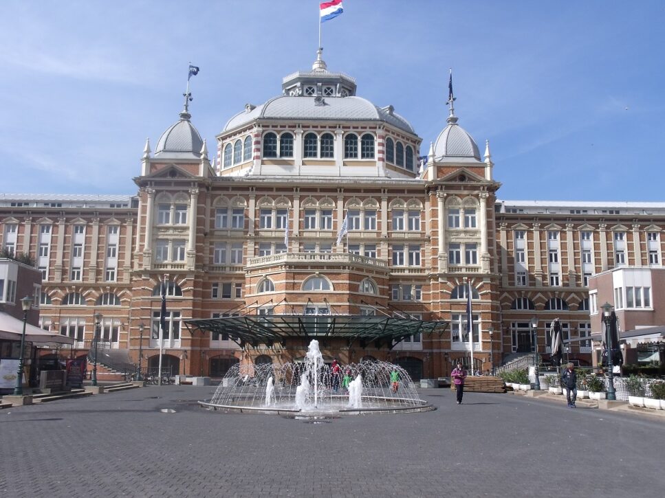 Voorgevel Kurhaus en fontein