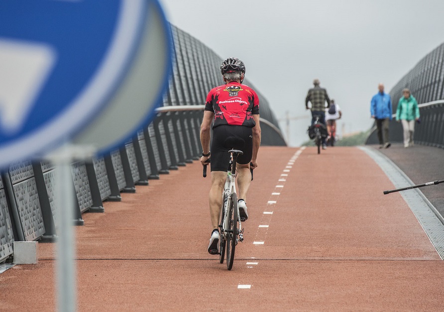 Het fietsviaduct (Jan Linzelviaduct) over de A4