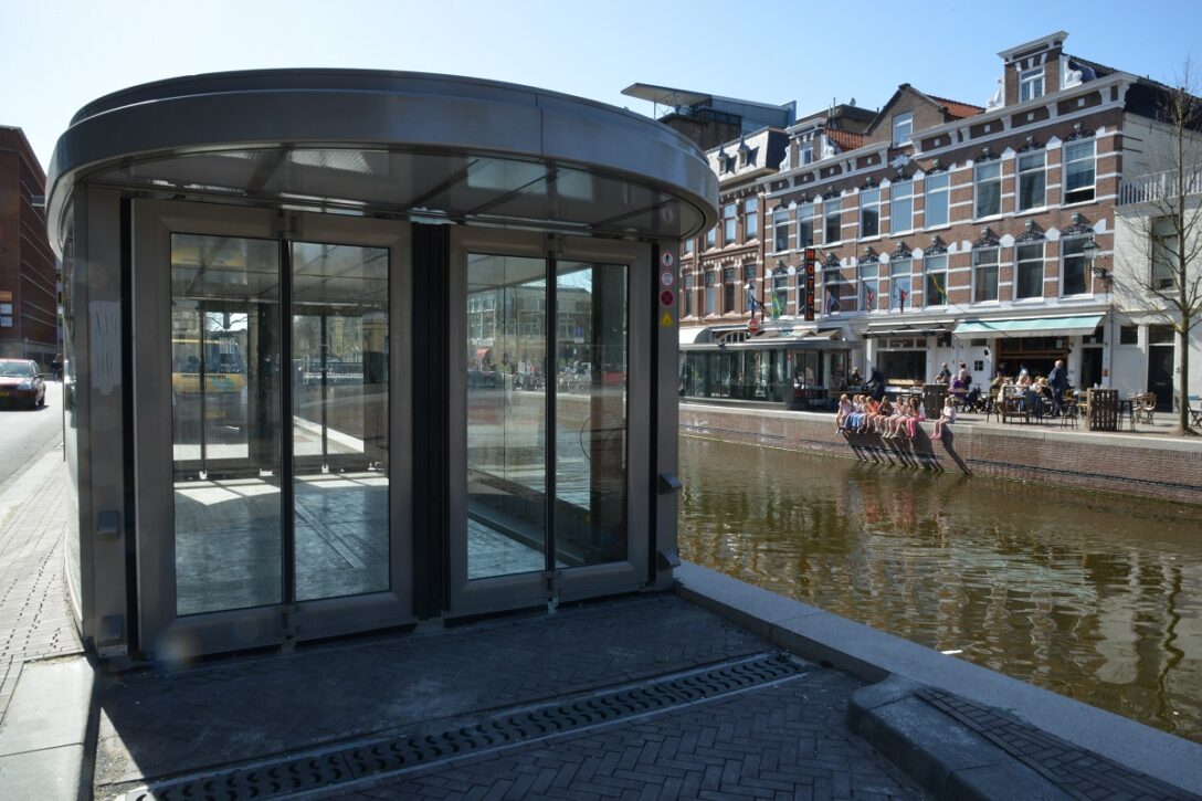 Lifthuisje van de autoberging op de Noordwal. (Foto: Peter van Oosterhout)