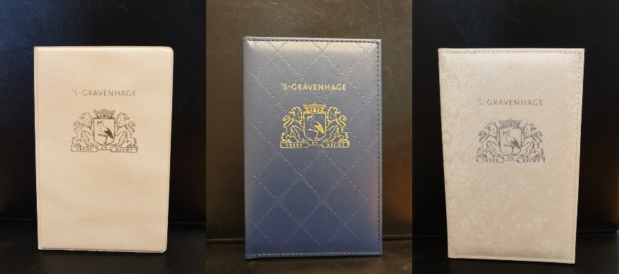 Van links naar rechts: het standaard beige trouwboekje, het luxe blauwe trouwboekje en het luxe witte trouwboekje