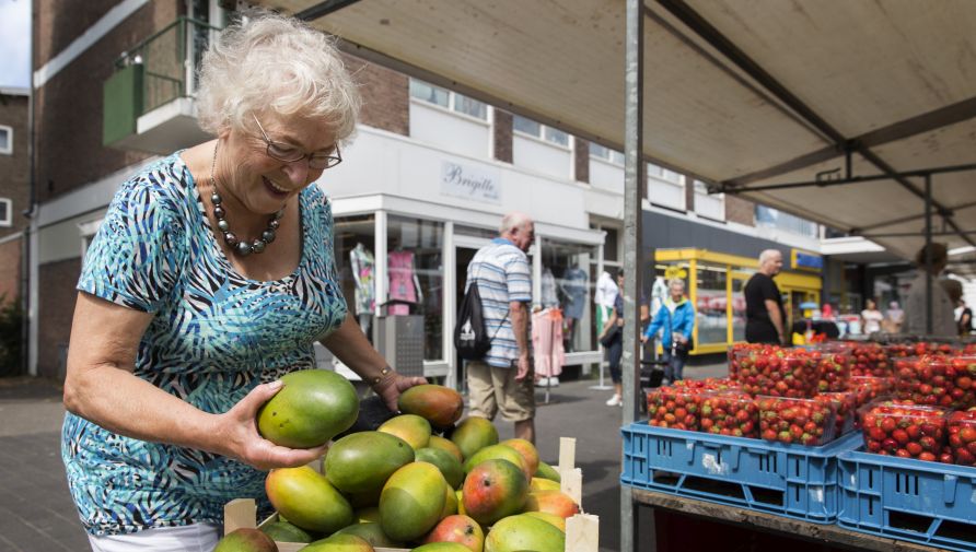 Vers fruit op de wijkmarkt aan de Leyweg