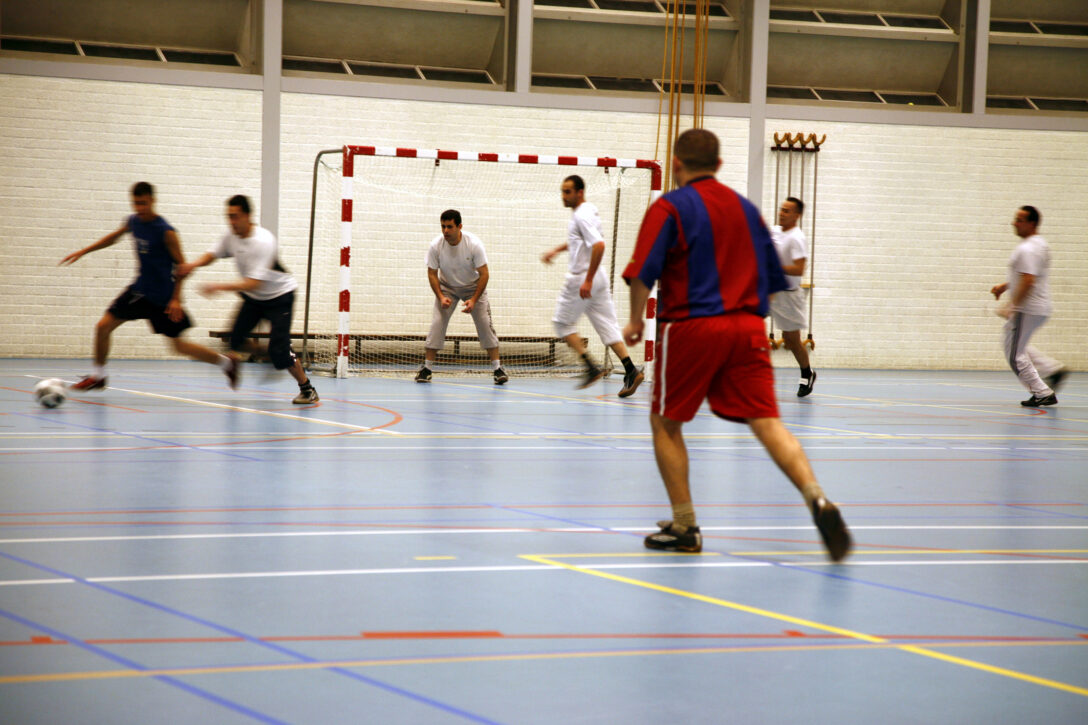 Zaalvoetbal in sporthal de Blinkerd