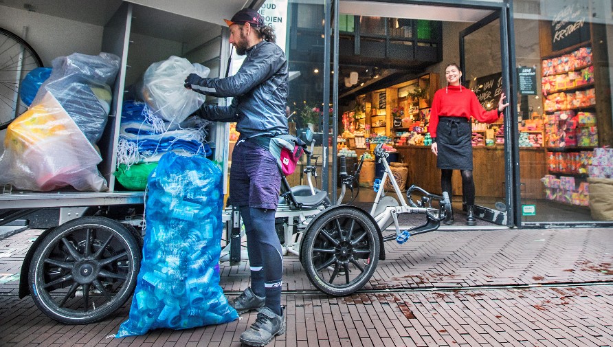 Elektrische bakfiets om plastic afval in te zamelen