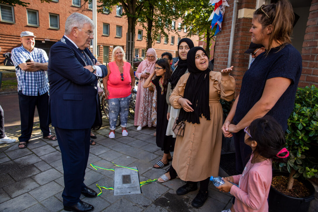 Burgemeester Van Zanen bij het leggen van een Gulden Klinker