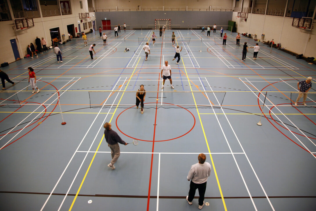 Badmintonnen in sporthal Houtrust