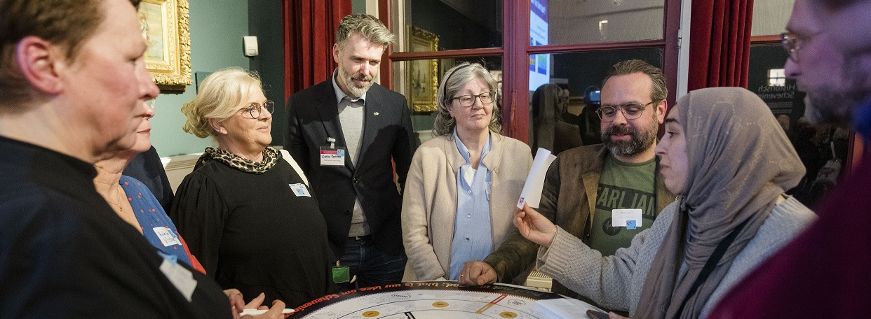 Deelnemers in discussie tijdens Raad in de Stad SCheveningen