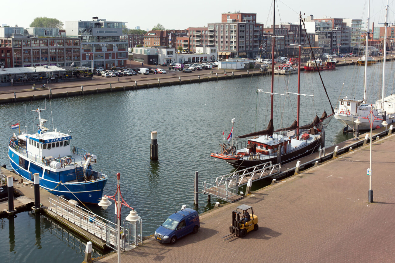 De 2e haven met zicht op de Dr Lelykade.