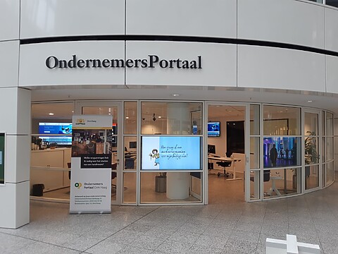 De ingang van de balie van het OndernemersPortaal in het stadhuis
