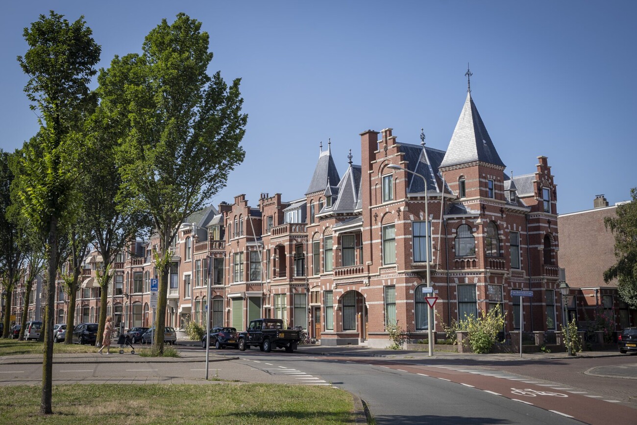 De Statenlaan op de hoek van de van Bleiswijkstraat met statige, roze-rode bakstenen.