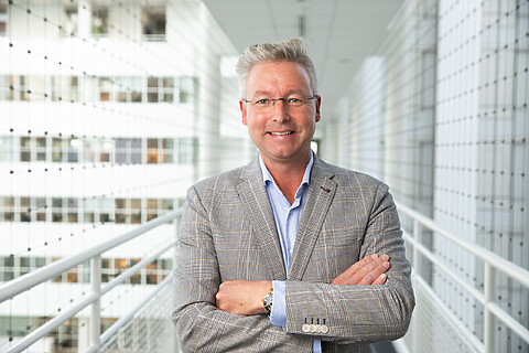 Rick Theunissen, en face, vanaf het middel, op een loopbrug van het Stadhuis.