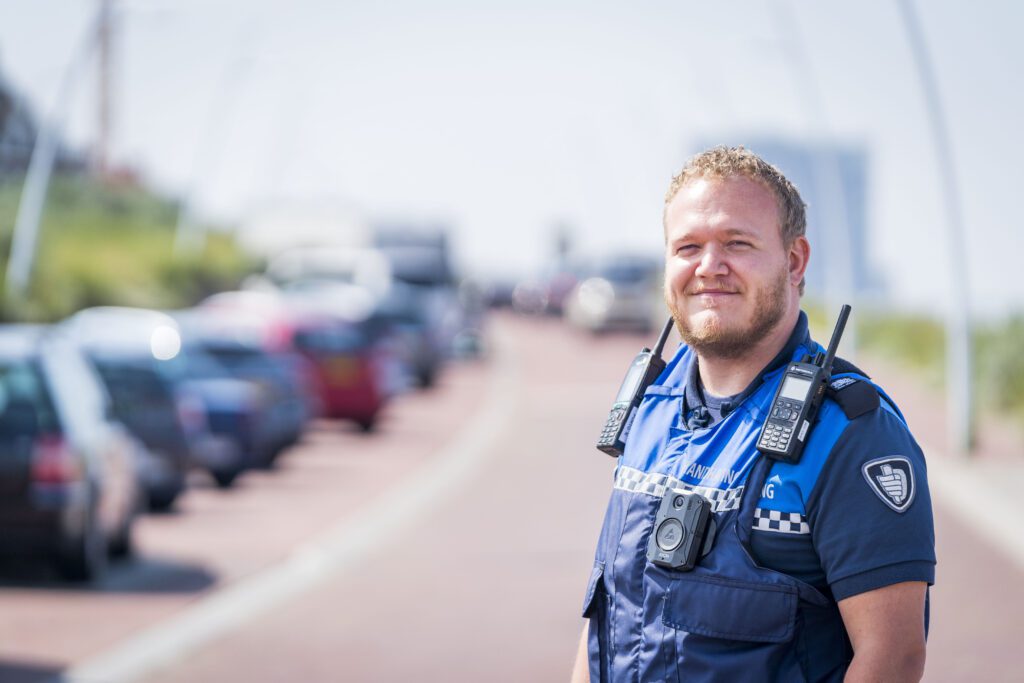 Portret van handhaver parkeren Tim op de boulevard van Scheveningen.