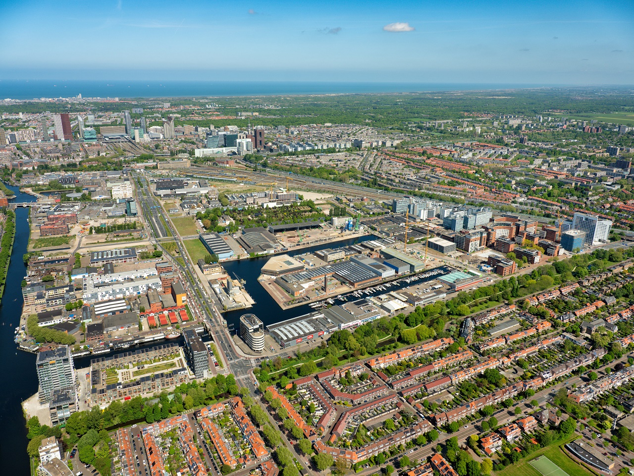 Luchtfoto van de BInckhorst, het industriele terrein en de kleine jachthaven in het midden.