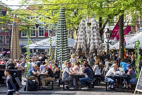 Een vol terras op de Grote Markt genomen richting de Schoolstraat.. De zonneschermen zijn dicht.