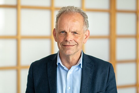 Eite, man met blauw overhemd en donkerblauw jasje
