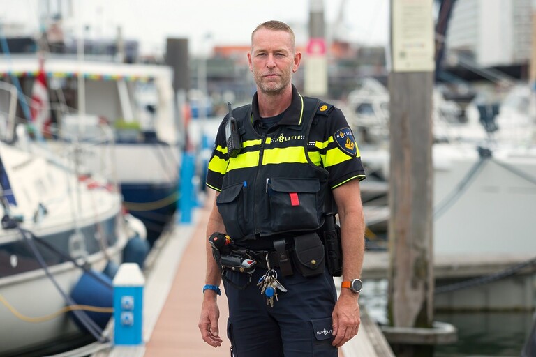Evert-Jan, in uniform, bij de jachthaven
