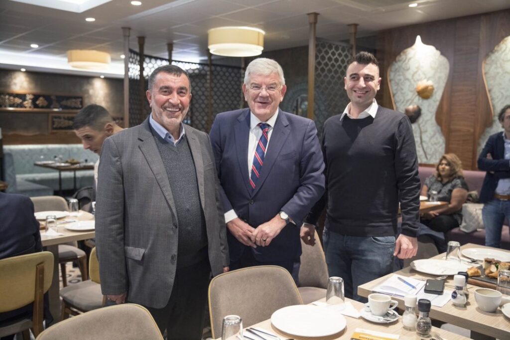 Burgemeeste van Zanen poseert tussen 2 ondernemers, een oudere man en een jongere man, tijdens een OndernemersOntbijt.