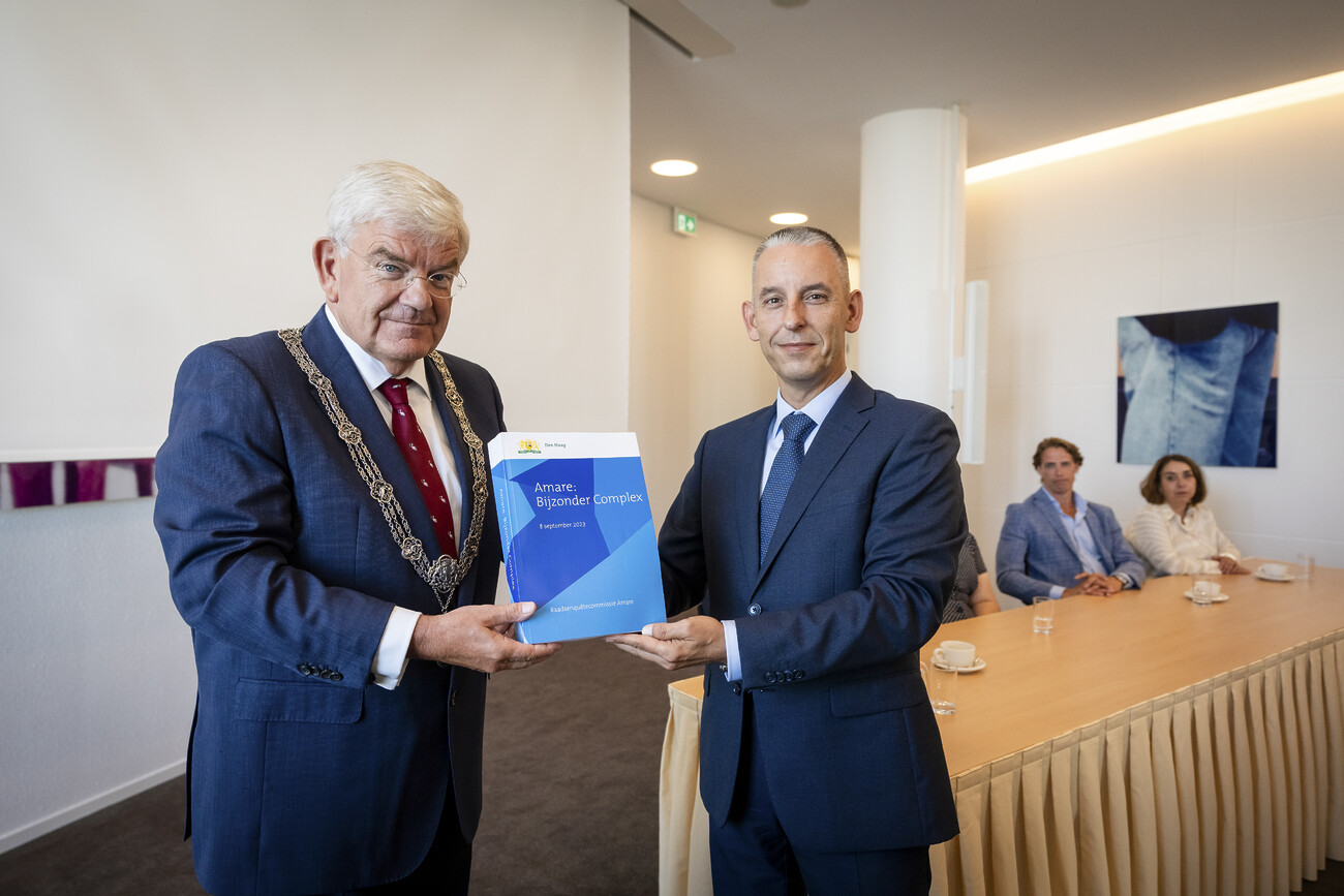 Burgemeester Jan van Zanen en voorzitter enquetecommissie Arjen Dubbelaar met het rapport