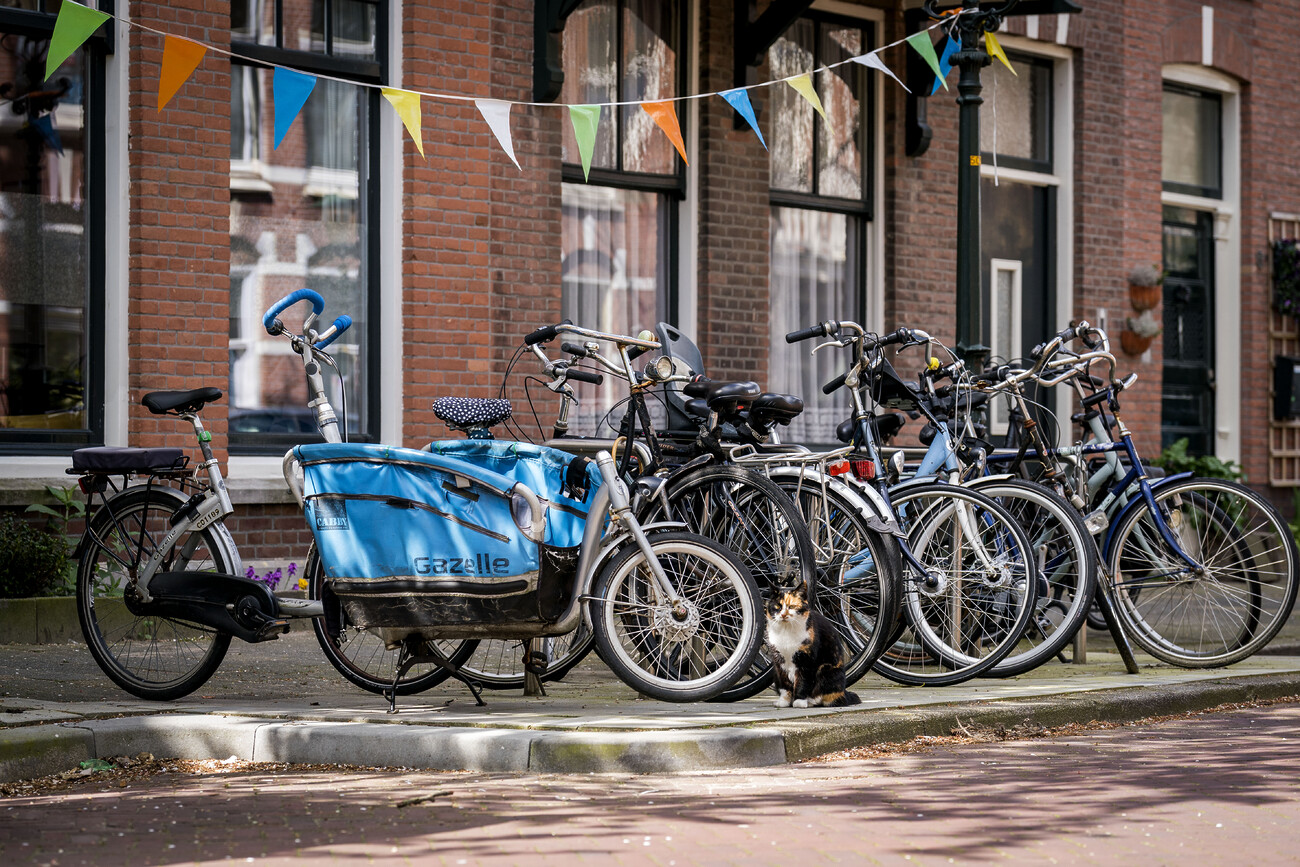 Fietsen op een verbrede stoep.