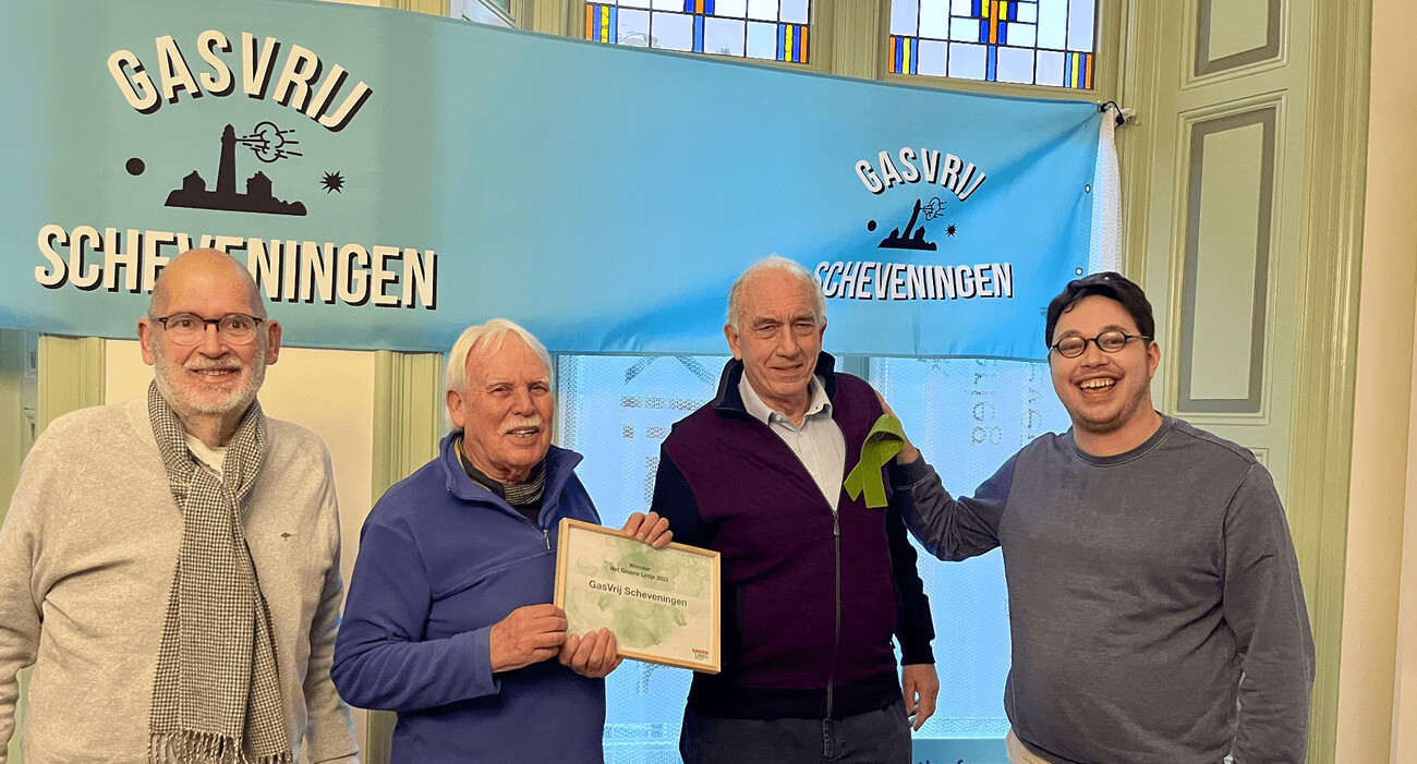 Energiecoaches Hans, Dick en Bert nemen hun prijs in ontvangst