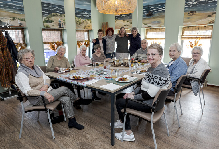 Vrijwilligers van De Hollandse Pot bij de ouderen in wijkcentrum Het Trefpunt